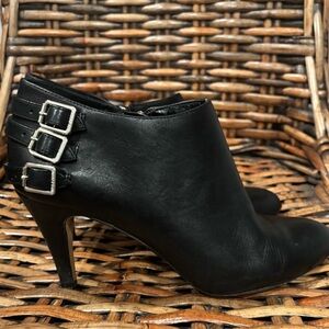 Vince Camuto VP-Velika Black Upper Leather ankle side zipper bootie 9.5